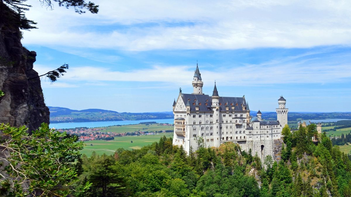 Neuschwanstein um castelo de conto de fadas.